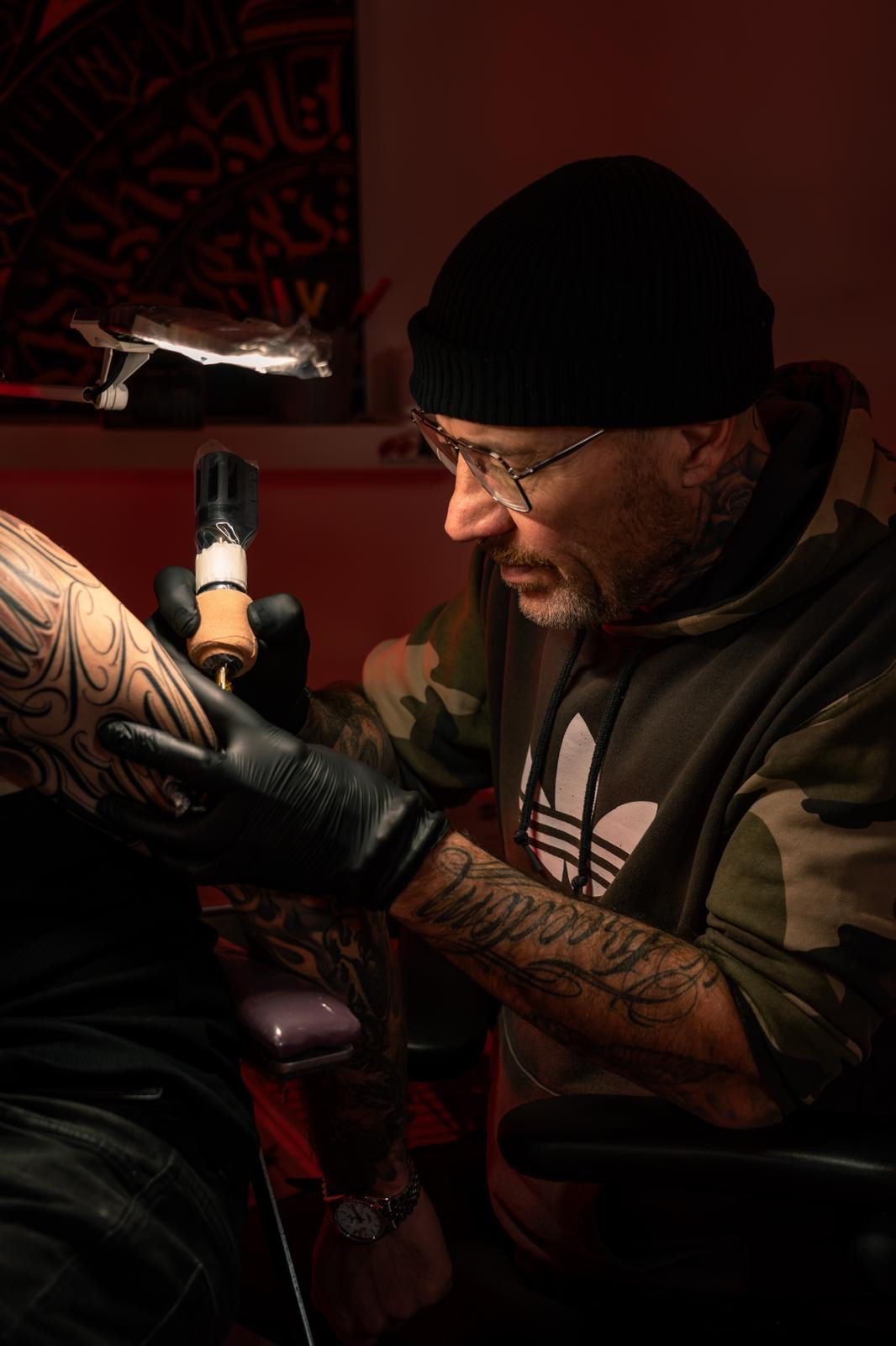 Armando Sideri al lavoro nel suo studio a Bevagna, mentre tatua un lettering ornamentale
