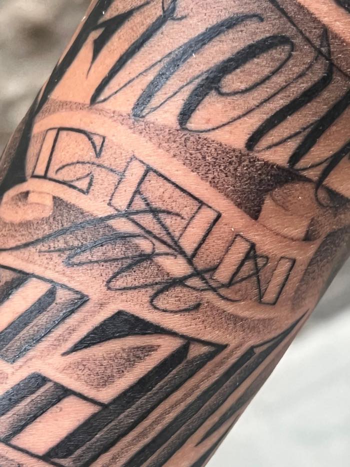 Dettaglio ravvicinato di lettering gotico con sfumature realizzate a puntinatura
