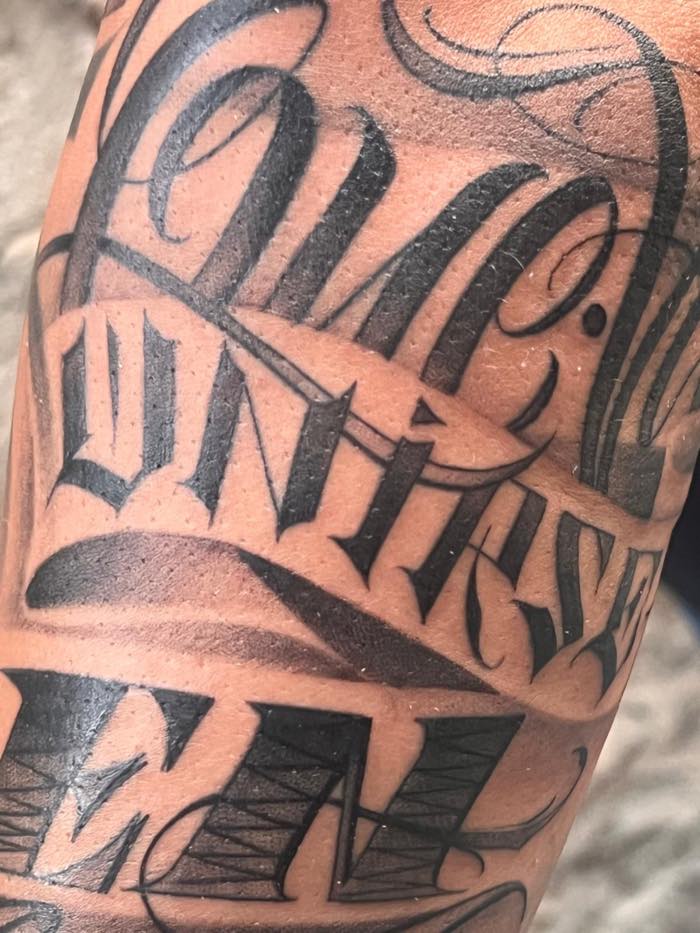 Lettering in stile chicano con lettere gotiche e corsivo sovrapposti